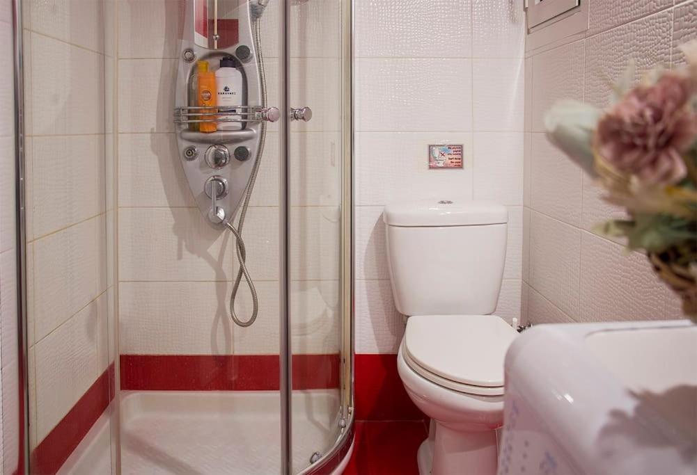 City Stay Close To The Metro A Charming Flat Athena Bagian luar foto